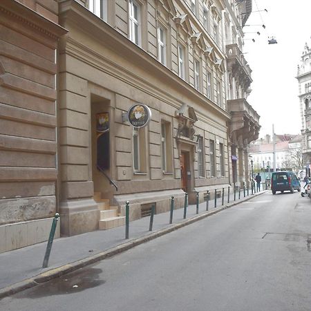 Yes, Yes! Lovely Apartment Good Amenities Budapest Center Budapeste Exterior foto