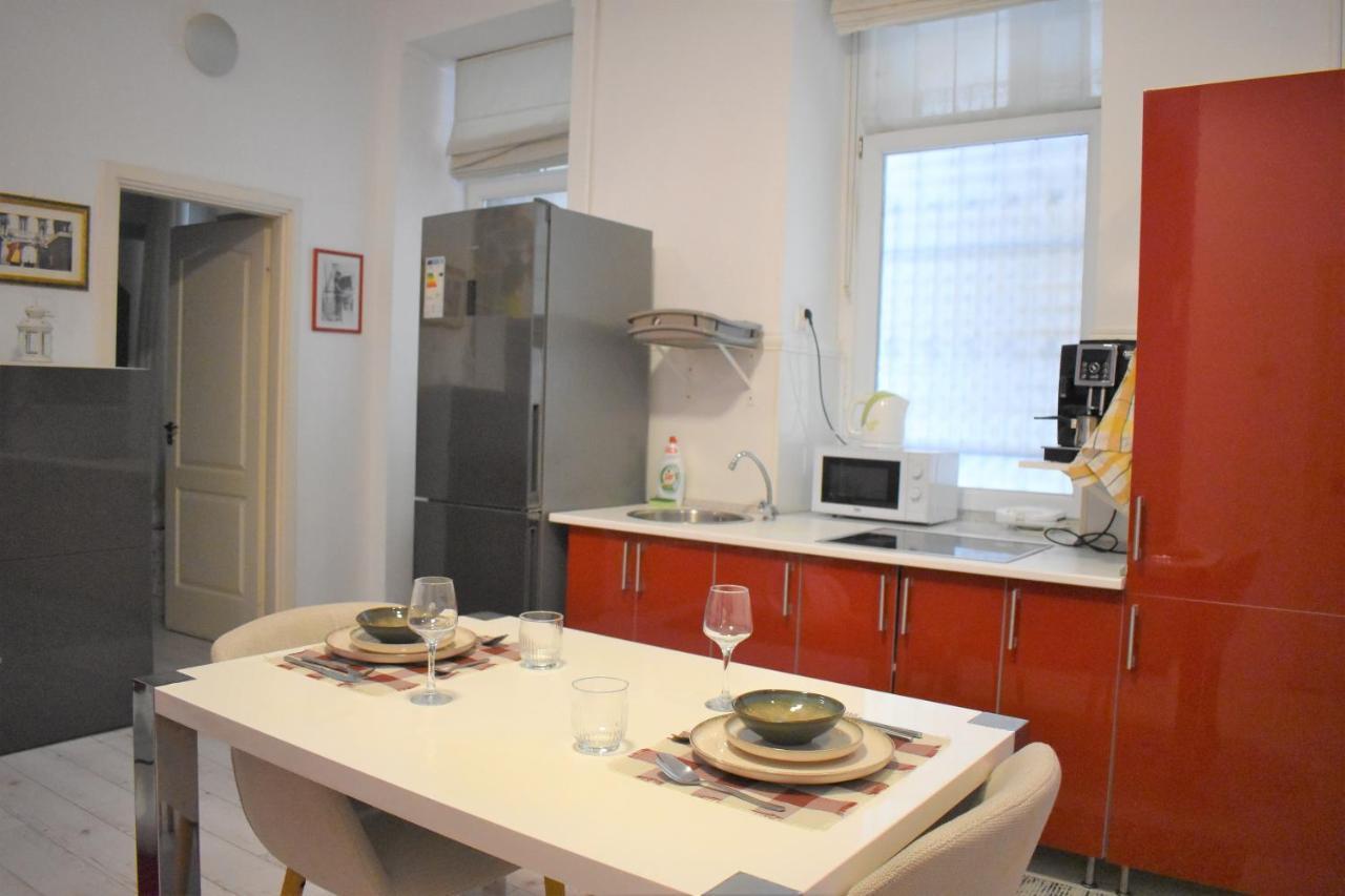 Yes, Yes! Lovely Apartment Good Amenities Budapest Center Budapeste Exterior foto