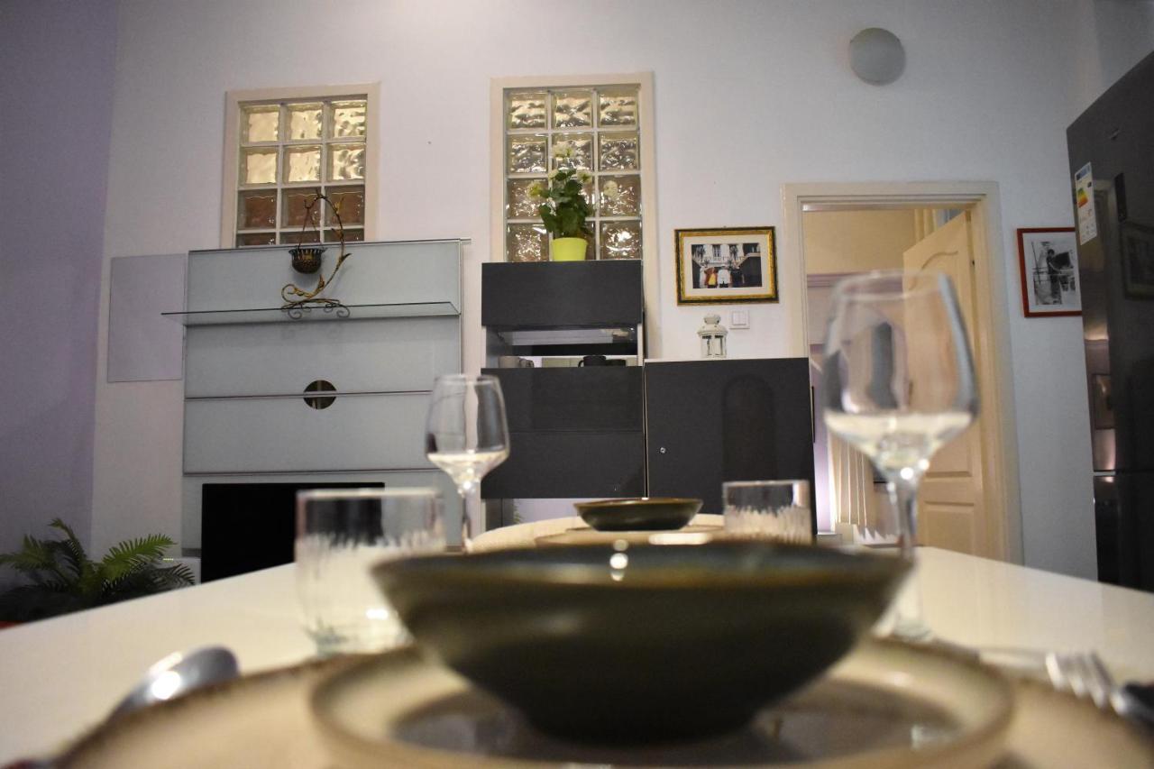 Yes, Yes! Lovely Apartment Good Amenities Budapest Center Budapeste Exterior foto