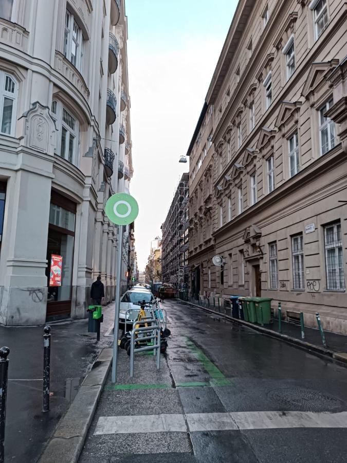 Yes, Yes! Lovely Apartment Good Amenities Budapest Center Budapeste Exterior foto