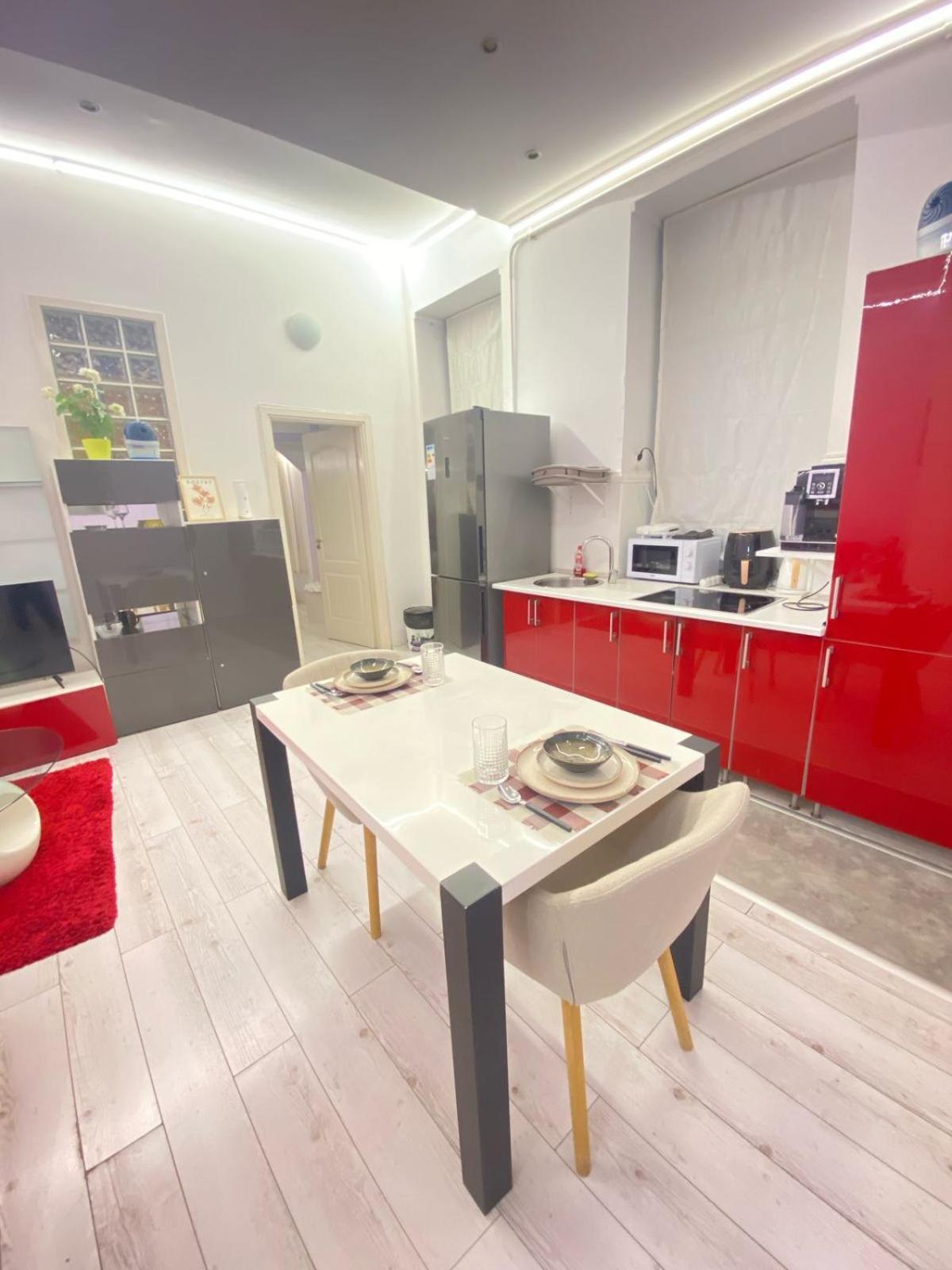 Yes, Yes! Lovely Apartment Good Amenities Budapest Center Budapeste Exterior foto